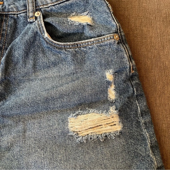 H&M Ultra High-Waist Distressed Denim Mom Shorts - Size 8 - Picture 2 of 7